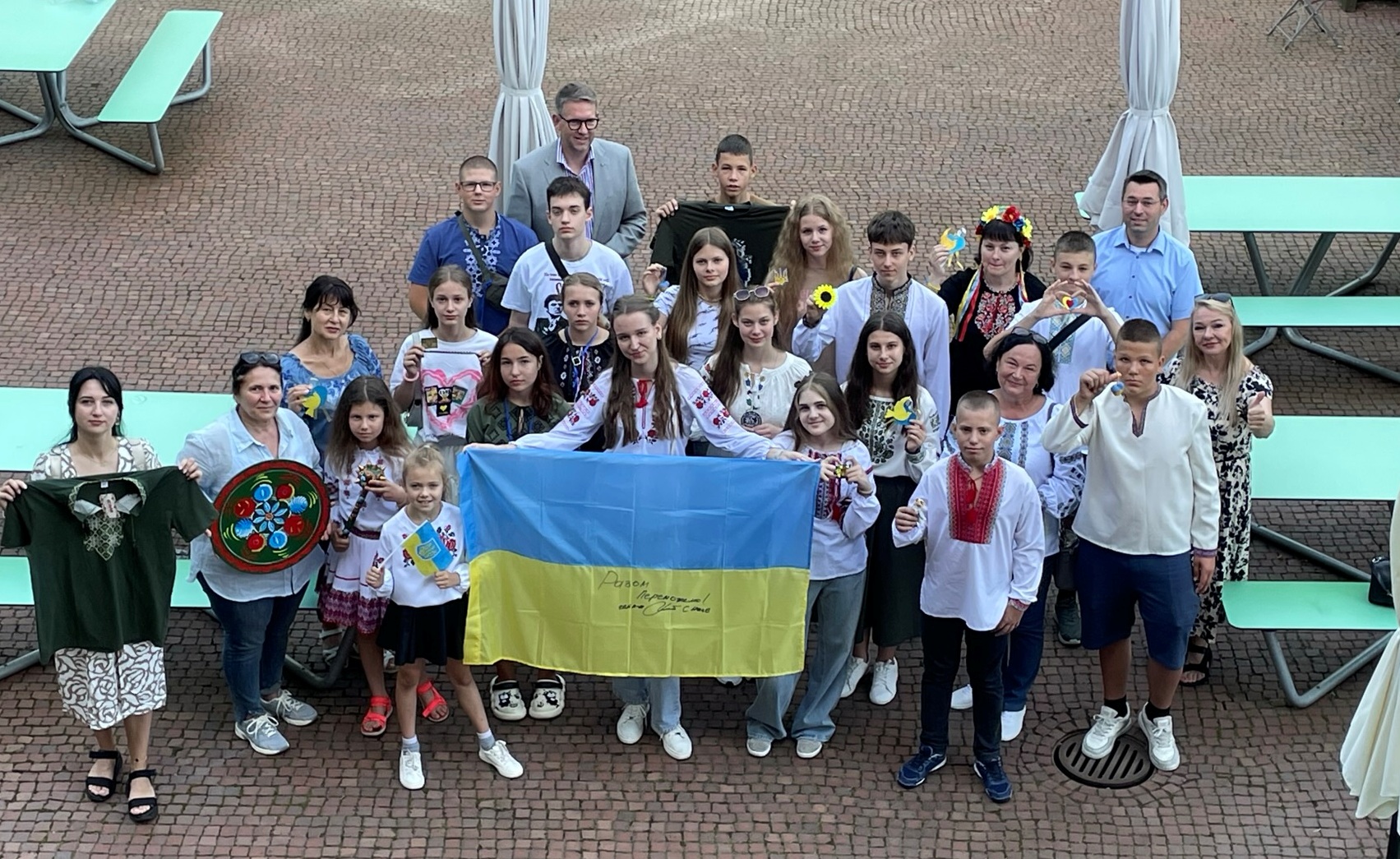 Landrat Ingo Brohl bekommt Besuch von Kindern und Jugendlichen aus der Ukraine