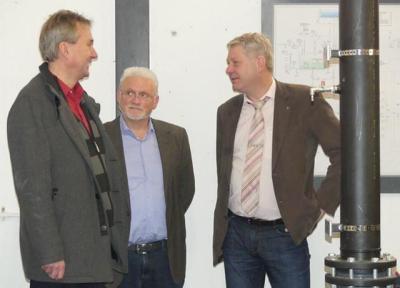 (v.l.) Joachim Hesseling, Lothar Petrikowski und Helmut Czichy begutachten die Technik im Keller der Förderschule Alpen.