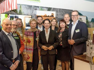 Landrat Ingo Brohl, NRW Landwirtschaftsministerin Gorißen und die Ausstellenden der Genussregion Niederrhein auf der Internationalen Grünen Woche in Berlin