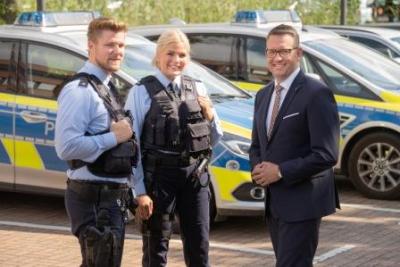 Landrat Brohl wird begleitet von Polizeibeamten der Kreispolizeibehörde Wesel, die ebenfalls für Fragen der Bürgerinnen und Bürger zur Verfügung stehen. 