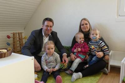 (v.l.): Kreisdirektor Ralf Berensmeier sowie die Tagesmutter Tina Jubt