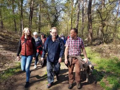 Landrat Dr. Ansgar Müller mit Naturführer Mike Dienstbier auf der Frühjahrs-Wanderung