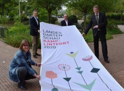Landrat Dr. Ansgar Müller (mi.), Vorstandsmitglied Michael Maas (r.), Michael Düchting von der EAW (2.v.l) und Sabine Hauke (l.) präsentieren die Flagge der Landesgartenschau 2020.