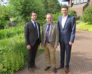 Landrat Dr. Ansgar Müller (mitte) begrüßte den neuen Präsidenten der Hochschule Rhein-Waal Dr. Oliver Locker-Grütjen (r.) und den Kanzler der Hochschule Michael Strotkemper (l.) im Kreishaus Wesel.