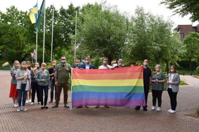 Landrat Ingo Brohl hisst gemeinsam mit Mitarbeitenden die Regenbogenflagge