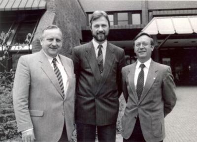 Der ehemalige Oberkreisdirektor Dr. Horst Griese (links) und der ehemalige Landrat Werner Röhrich (rechts) mit dem damaligen Düsseldorfer Regierungspräsidenten und späteren Innenminister des Landes Nordrhein-Westfalen Dr. Fritz Behrens (mitte) vor dem Kreishaus Wesel, 1989