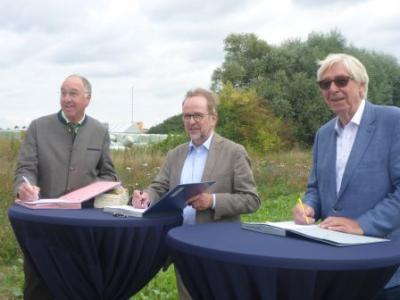 Landrat Dr. Ansgar Müller (mi.) unterzeichnet gemeinsam mit Friedhelm Decker, Vorstandsvorsitzender der Stiftung Rheinische Kulturlandschaft (r.) und dem Vorsitzenden der Kreisjägerschaft Alfred Nimphius (l.) die Vereinbarung. 