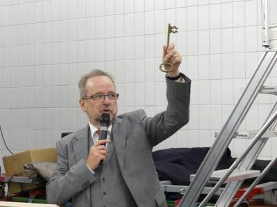 Landrat Dr. Ansgar Müller mit dem symbolischen Schlüssel