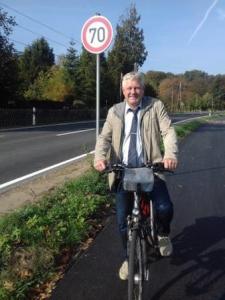 Vorstandsmitglied Helmut Czichy auf dem sanierten Radweg an der K23