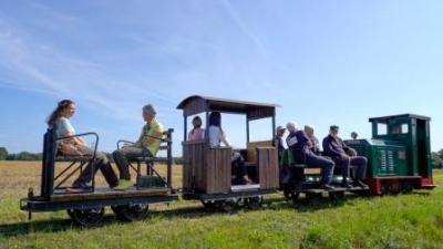 Die Feldbahnfreunde in Schermbeck-Gahlen bieten zu festgelegten Terminen gemächliche Fahrten mit ihrer historischen Schmalspurbahn an.