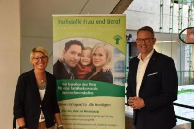 Landrat Ingo Brohl begrüßt Stefanie Werner als neue Leiterin der Fachstelle Frau und Beruf.