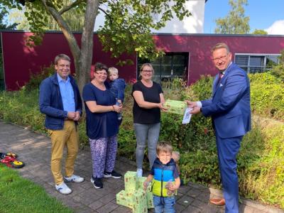 Landrat Ingo Brohl überreicht Insektenhotels an WESALIX