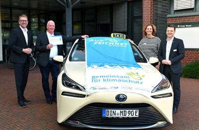 Landrat Ingo Brohl, Michael Dickmann von Taxi Dickmann, Catrin Siebert (Fachstelle Europa und nachhaltige Kreisentwicklung) und Bürgermeister der Stadt Voerde Dirk Haarmann