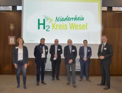 v.l.: Leitung Fachstelle Europa und nachhaltige Kreisentwicklung Kreis Wesel Catrin Siebert, Geschäftsführer DeltaPort Niederrheinhäfen GmbH Andreas Stolte, Geschäftsführer H2 Projektentwicklungsgesellschaft mbH Klaus-Peter Ehrlich-Schnelting, stellv. Abteilungsleiter Neue Materialien und Technologien ZBT GmbH Georg Dura, Jan Eisenberg von Thyssengas GmbH Markt und Prozesse und Landrat des Kreises Wesel Ingo Brohl