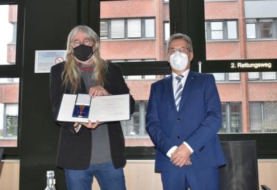 Dr. Martin Sorg (links) erhält Bundesverdienstkreuz am Bande