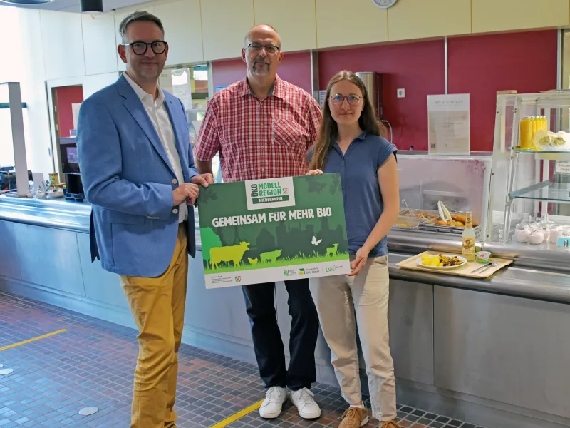 Landrat Ingo Brohl, Fachdienstleiter Stephan Ewert und Kirstin Surmann, Managerin der Öko-Modellregion Niederrhein, freuen sich über die Zertifizierung der Kantine im Kreishaus Wesel.