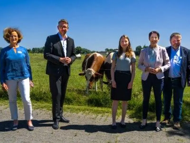 (v.l.) Referatsleitung Ökologischer Landbau im Ministerium für Umwelt, Landwirtschaft, Natur- und Verbraucherschutz Monika Berg, Landrat des Kreises Wesel Ingo Brohl, Projektmanagerin Kirstin Surmann, Landrätin des Kreises Kleve Silke Gorißen, Leiter Landwirtschaftskammer der Kreise Kleve und Wesel, Haus Riswick und Steuerungskreis ÖMR Niederrhein Dr. Franz-Josef Stork