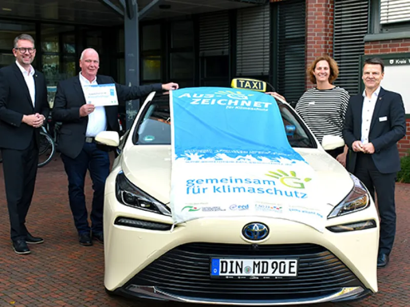 Landrat Ingo Brohl, Michael Dickmann von Taxi Dickmann, Catrin Siebert (Fachstelle Europa und nachhaltige Kreisentwicklung) und Bürgermeister der Stadt Voerde Dirk Haarmann