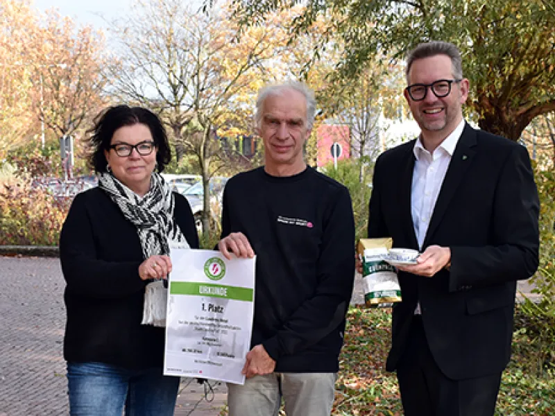 Petra Hülsken (Kreis Wesel) nimmt als Veranstaltungskoordinatorin die Urkunde von Edzard Wirtjes (Stadt Land zu Fuss) gemeinsam mit Landrat Ingo Brohl entgegen.